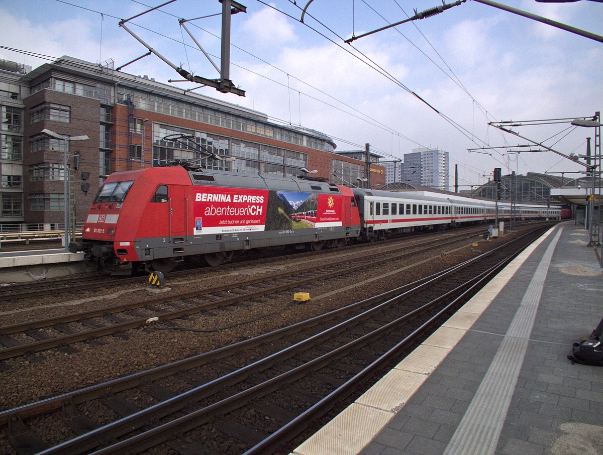 Die Gegenleistung zu IC2222/2388: IC2223(->Aachen)/2385(->Stuttgart), die bis Hannover gemeinsam fahren und aus 3 101ern und 13 Intercitywagen gebildet werden. Eine 101 l�uft dabei kalt in der Zugmitte. Am 6.3.14 waren 101 092 (eine Werbelok!!), 101 122 und 101 014 f�r diese Aufgabe eingeteilt, hier bei der Ausfahrt aus Berlin Ostbahnhof.