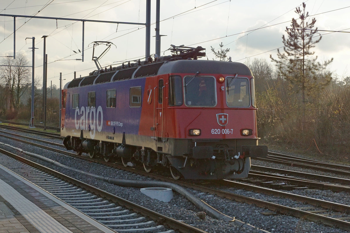 Die gegenwärtig neuste Refit 3 Re 620 006-7  Turgi  auf Rangierfahrt im Gegenlicht in Gerlafingen am 8. Januar 2021.
Foto: Walter Ruetsch