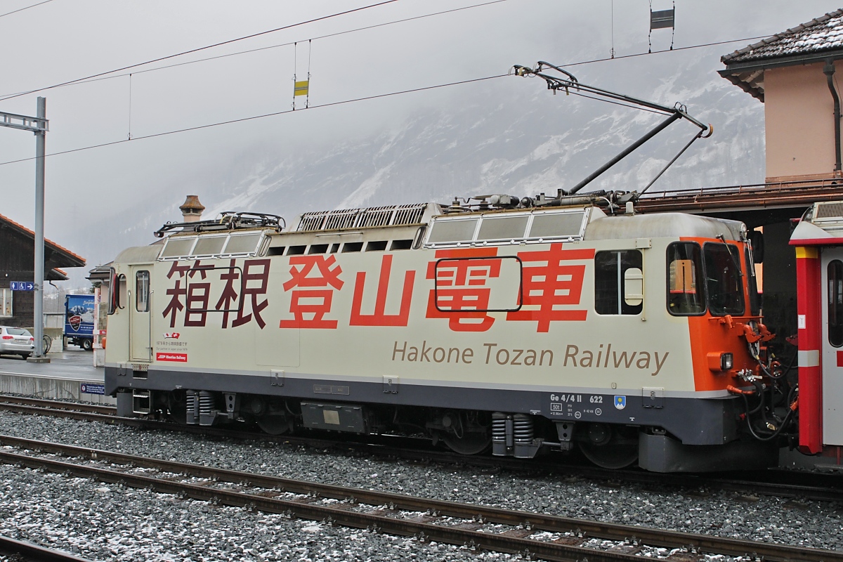 Die Gestaltung der Ge 4/4 II 622  Arosa  weist auf die japanischen Partnerbahn Hakone Tozan Tetsudō hin. Die Aufnahme entstand am 30.03.2022 in Samedan.