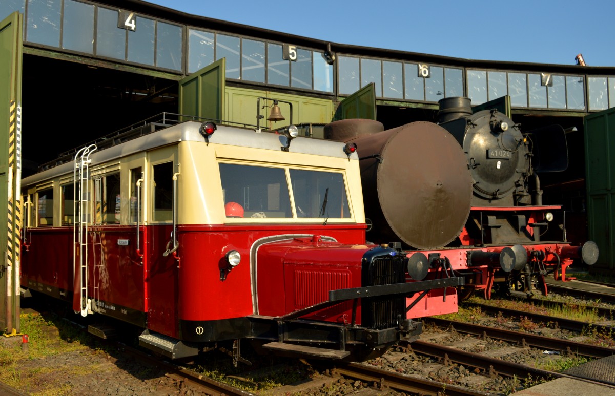 Die gloreischen drei.
Wismarer Schienenbus, Teekessel und 41 024 am morgen des 14.05.2015.

