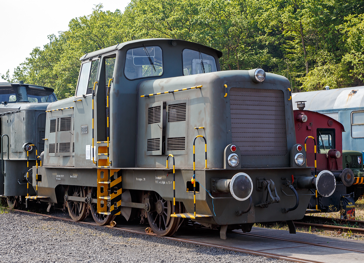 
Die Gmeinder 5044 eine Gmeinder Typ 400/440 PS eine ehemalige Diesel-Lokomotive der Bundeswehr  (Versorgungsnummer 2210-12-120-5653), am 05.07.2015 ausgestellt beim Erlebnisbahnhof Westerwald der Westerwälder Eisenbahnfreunde 44 508 e. V. hier war Museumstag.

Die Lok wurde 1958 als Einzelstück durch das damalige Bundesministerium für Verteidigung, Abt. XI , Koblenz, mit Beschaffungsauftrag XI D 04c/05/00288/08/56 für die Material-Übernahme-Gruppe Süd II in Crailsheim beschafft. Sie wurde von  Gmeinder & Co GmbH aus Mosbach (Baden) unter der Fabriknummer 5044 gebaut. Bei der Bundeswehr erhielt dieser Loktyp die Versorgungsnummer 2210-12-120-5653.

Am Standort Crailsheim (Gerätedepot) verblieb das Fahrzeug bis November 1984, dann wurde die Versetzung zum Munitionsdepot Walsrode verfügt, wo sie bis 2000 blieb. Im Jahr 2000 erfolgte die Überführung zum Munitionsdepot Dorsten – Wulfen, wo sie bis zum Fristablauf Mitte 2007 für die Rangieraufgaben in der weitläufigen Anlage des Munitionshauptdepots eingesetzt war. Am 29. Oktober 2007 verließ die Maschine per Straßentieflader das Munitionsdepot Dorsten in Richtung Moers zur Vossloh - Werkstatt um eine Hauptuntersuchung durchführen zu lassen. Doch diese geplante Maßnahme wurde nach der Befundung durch die Fachleute der VSFT aufgrund des Kosten-Nutzen-Verhältnisses durch den Güteprüfdienst der Bundeswehr gestoppt. Die Aussonderung der fünfzigjährigen Lokomotive wurde eingeleitet. Gleichzeitig wurde das Militärhistorische Museum Dresden über das Ausscheiden der Lok aus dem aktiven Dienst informiert, da nun ein weiterer Zeitzeuge des militärischen Eisenbahnwesens der Bundeswehr für eine museale Erhaltung verfügbar wurde. Am 02.09.2008 erfolgte die Übernahme durch das MHM Dresden. Die Lok wurde am 22.12.2008 in Moers verladen und am 23.12.2008 auf die Museumsgleise in Westerburg gestellt. Der Verein WEF 44 508 e.V. hat die Lok per Leihvertrag als Exponat für die Spezialsammlung Bundeswehr - Eisenbahnfahrzeuge im Erlebnisbahnhof Westerburg übernommen.

Die Gmeinder-Diesel-Lokomotive 400/440 PS ist eine dreiachsige Rangierdiesellokomotive mit hydraulischer Kraftübertragung und Stangenantrieb. Als Antriebsmotor dient ein wassergekühlte MAN-8-Zylinder-Dieselmotor W8V17.5/22 mit Aufladung, der eine Leistung von 440 PS erreicht. Diese Motorleistung wird über eine Dämpfungskupplung mit nachfolgender Gelenkwelle auf das VOITH-Flüssigkeits-Getriebe L 37 U übertragen. Diesem ist ein Zahnradgetriebe nachgeschaltet, welches die Vorwärts- und Rückwärtsfahrt sowie das Umschalten der Geschwindigkeitsbereiche I und II ermöglicht und die Antriebskraft auf die zwischen dem zweiten und dritten Radsatz liegende Blindwelle weiterleitet. Die Blindwelle treibt über Kurbeln, Treib- und Kuppelstangen alle drei Radsätze an. Der MAN W8V15,5/22A Motor der Maschine wird mit Pressluft gestartet. 

Technische Daten:
Spurweite:  1435 mm (Normalspur)
Achsformel: C
Länge über Puffer: 9.200 mm
Raddurchmesser : 1.100 mm
Dienstgewicht:  42 t
Radsatzfahrmasse: 14 t
Höchstgeschwindigkeit: 30 / 60 km/h
Installierte Leistung: 440 PS bei 1100 U/min
Motorentyp: wassergekühlter MAN-8-Zylinder-Dieselreihenmotor mit Aufladung
Motorbauart: W8V17.5/22
Leistungsübertragung: hydraulisch (Voith-Turbo-Getriebe L 37 U)
Anfahrzugkraft : 13.900 kg / 136,5 kN
Bremse  Knorr Druckluftbremse