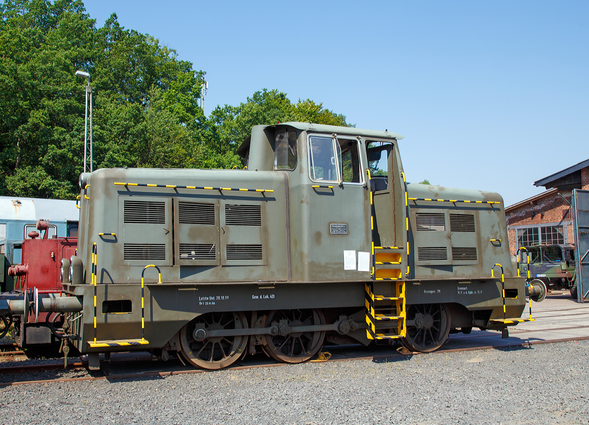 
Die Gmeinder 5044 eine Gmeinder Typ 400/440 PS eine ehemalige Diesel-Lokomotive der Bundeswehr  (Versorgungsnummer 2210-12-120-5653), am 05.07.2015 ausgestellt beim Erlebnisbahnhof Westerwald der Westerwälder Eisenbahnfreunde 44 508 e. V. hier war Museumstag.

Die Lok wurde 1958 als Einzelstück durch das damalige Bundesministerium für Verteidigung, Abt. XI , Koblenz, mit Beschaffungsauftrag XI D 04c/05/00288/08/56 für die Material-Übernahme-Gruppe Süd II in Crailsheim beschafft. Sie wurde von  Gmeinder & Co GmbH aus Mosbach (Baden) unter der Fabriknummer 5044 gebaut. Bei der Bundeswehr erhielt dieser Loktyp die Versorgungsnummer 2210-12-120-5653.

Am Standort Crailsheim (Gerätedepot) verblieb das Fahrzeug bis November 1984, dann wurde die Versetzung zum Munitionsdepot Walsrode verfügt, wo sie bis 2000 blieb. Im Jahr 2000 erfolgte die Überführung zum Munitionsdepot Dorsten – Wulfen, wo sie bis zum Fristablauf Mitte 2007 für die Rangieraufgaben in der weitläufigen Anlage des Munitionshauptdepots eingesetzt war. Am 29. Oktober 2007 verließ die Maschine per Straßentieflader das Munitionsdepot Dorsten in Richtung Moers zur Vossloh - Werkstatt um eine Hauptuntersuchung durchführen zu lassen. Doch diese geplante Maßnahme wurde nach der Befundung durch die Fachleute der VSFT aufgrund des Kosten-Nutzen-Verhältnisses durch den Güteprüfdienst der Bundeswehr gestoppt. Die Aussonderung der fünfzigjährigen Lokomotive wurde eingeleitet. Gleichzeitig wurde das Militärhistorische Museum Dresden über das Ausscheiden der Lok aus dem aktiven Dienst informiert, da nun ein weiterer Zeitzeuge des militärischen Eisenbahnwesens der Bundeswehr für eine museale Erhaltung verfügbar wurde. Am 02.09.2008 erfolgte die Übernahme durch das MHM Dresden. Die Lok wurde am 22.12.2008 in Moers verladen und am 23.12.2008 auf die Museumsgleise in Westerburg gestellt. Der Verein WEF 44 508 e.V. hat die Lok per Leihvertrag als Exponat für die Spezialsammlung Bundeswehr - Eisenbahnfahrzeuge im Erlebnisbahnhof Westerburg übernommen.

Die Gmeinder-Diesel-Lokomotive 400/440 PS ist eine dreiachsige Rangierdiesellokomotive mit hydraulischer Kraftübertragung und Stangenantrieb. Als Antriebsmotor dient ein wassergekühlte MAN-8-Zylinder-Dieselmotor W8V17.5/22 mit Aufladung, der eine Leistung von 440 PS erreicht. Diese Motorleistung wird über eine Dämpfungskupplung mit nachfolgender Gelenkwelle auf das VOITH-Flüssigkeits-Getriebe L 37 U übertragen. Diesem ist ein Zahnradgetriebe nachgeschaltet, welches die Vorwärts- und Rückwärtsfahrt sowie das Umschalten der Geschwindigkeitsbereiche I und II ermöglicht und die Antriebskraft auf die zwischen dem zweiten und dritten Radsatz liegende Blindwelle weiterleitet. Die Blindwelle treibt über Kurbeln, Treib- und Kuppelstangen alle drei Radsätze an. Der MAN W8V15,5/22A Motor der Maschine wird mit Pressluft gestartet. 

Technische Daten:
Spurweite:  1435 mm (Normalspur)
Achsformel: C
Länge über Puffer: 9.200 mm
Raddurchmesser : 1.100 mm
Dienstgewicht:  42 t
Radsatzfahrmasse: 14 t
Höchstgeschwindigkeit: 30 / 60 km/h
Installierte Leistung: 440 PS bei 1100 U/min
Motorentyp: wassergekühlter MAN-8-Zylinder-Dieselreihenmotor mit Aufladung
Motorbauart: W8V17.5/22
Leistungsübertragung: hydraulisch (Voith-Turbo-Getriebe L 37 U)
Anfahrzugkraft : 13.900 kg / 136,5 kN
Bremse  Knorr Druckluftbremse