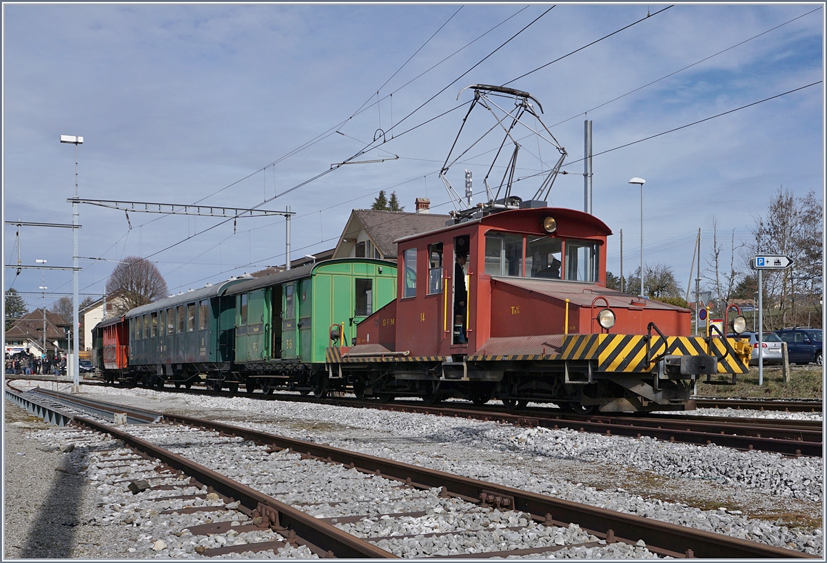 Die GMF Te 4/4 14 (GFM Historique) rangiert in Palezieux den Blonay-Chamby Dampfzug. 

3. März 2019