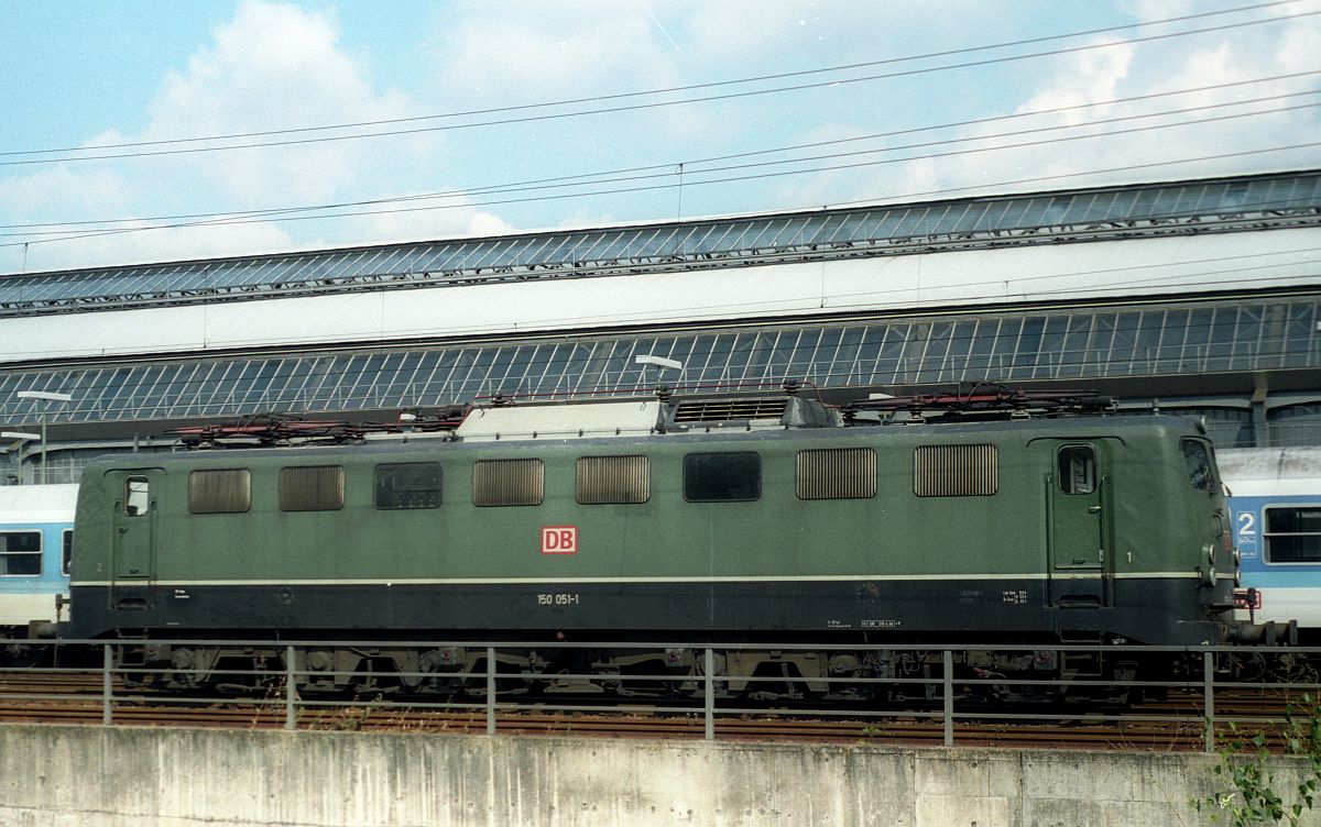 Die grüne DB E 50 051 / 150 051-1 steht abgestellt in Karlsruhe Hbf 11.08.2001. Ein halbes Jahr später, am 15.02.2002 wurde sie bereits z-gestellt.