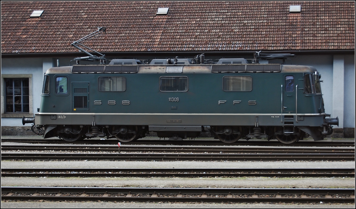 Die grüne Re 4/4 II 11309 stand im März 2008 vor dem Depot in Erstfeld.