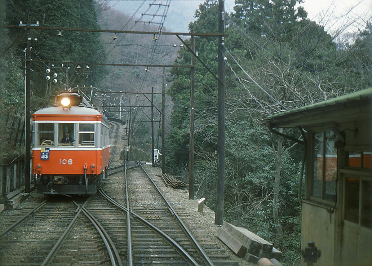 Die Hakone Tozan Bahn, Partnerbahn der RhB, im unteren Abschnitt: Bei den letzten Besuchen fand in der unteren der drei Spitzkehren keine Zugsbegegnung statt, deshalb hier ein altes Bild mit Wagen 106. 4.März 1980  