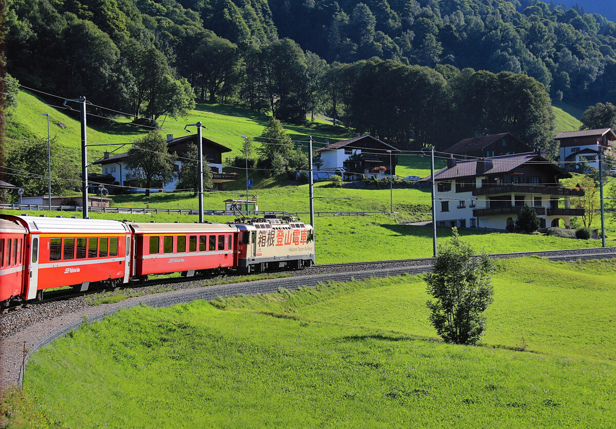 Die Hakone Tozan Bahn, Partnerbahn der RhB: Noch ein Blick auf die Lok 622  Hakone Tozan Densha  zwischen Saas und Klosters Platz. 24.August 2017 
