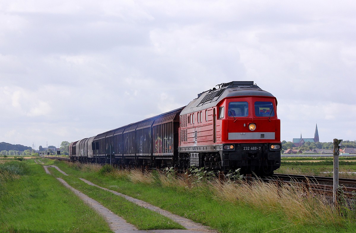 Die hellblaue Abgasfahne ließ schon nichts Gutes erahnen als die 232 469-7 mit dem EZ 47408 an uns vorbei brummte denn wenig später stand sie in Hemmingstedt und bekam Besuch vom Notfallmanager und der Heider Feuerwehr auf Grund eines massiven Ölaustrittes. Epenwörden 26.07.2015