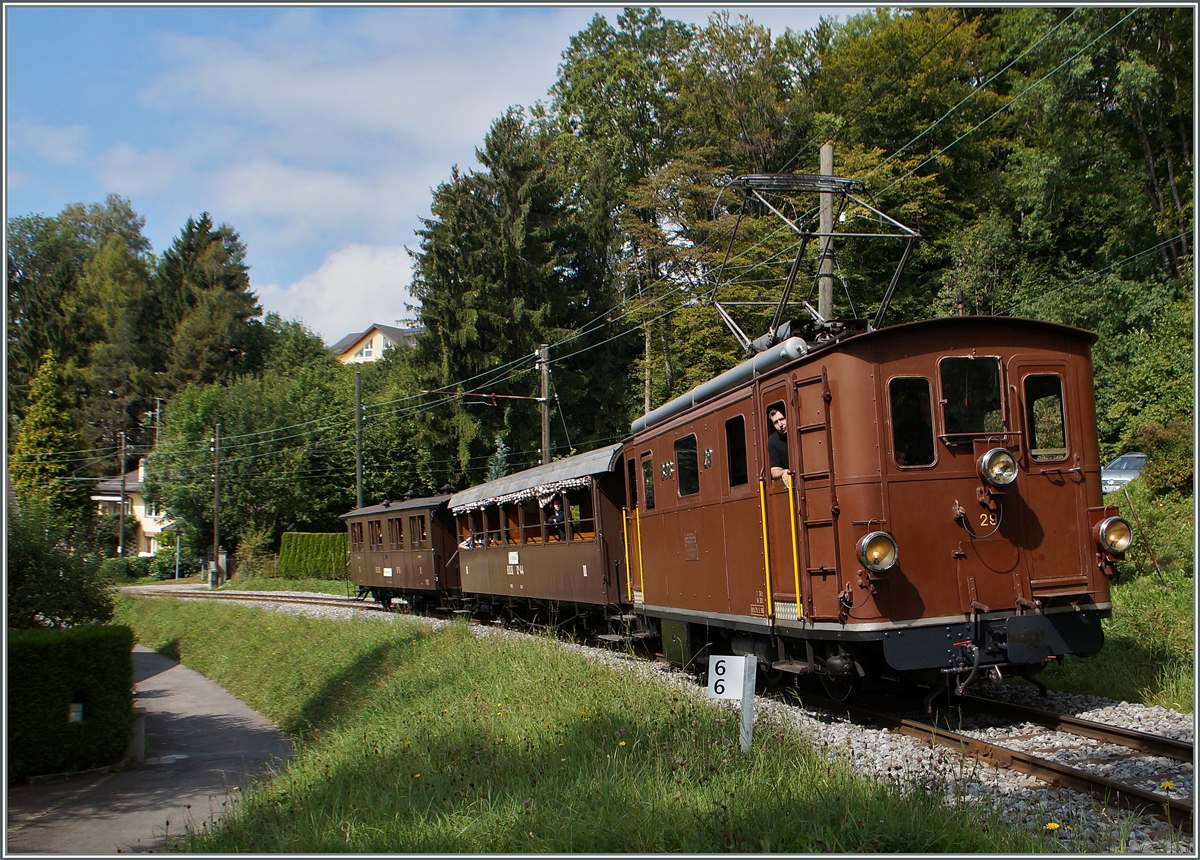 Die HGe 3/3 29 (Baujahr 1926), der  Kaiserwagen  und ein schon seit lngerem bei der Blonay-Chamby Bahn eingesetzter BOB Vierachser auf dem Weg nach Chamby kurz nach Blonay.
14. Sept. 2014