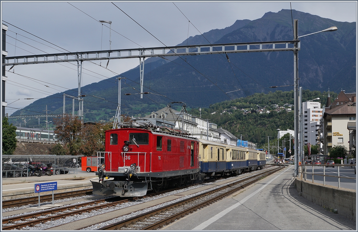 Die HGe 4/4 36 steht mit ihrem Glacier Pullman Express St.Moritz - Zermatt in Brig. Der schöne Zug ist wie folgt formiert: RhB D 4051, RhB As 1144, RhB WR-S 3820 uns RhB As 1143. 31. August 2019 
