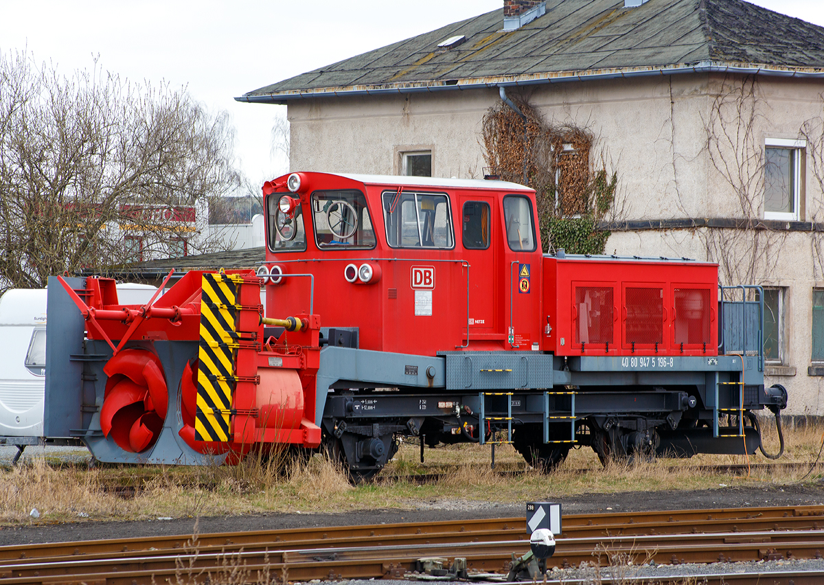 
Die in Hof stationierte Schneeschleuder der Baureihe 832, der DB Netz AG, Schweres Nebenfahrzeug Nr. 40 80 947 5 196-8, ist an 27.03.2016 beim Hbf Hof abgestellt.

Diese Schneeschleuder wurde 1974 von Beilhack als Typ HB 600 unter der Fabrik Nr. 68 gebaut. Die Schnee-Schleudereinrichtungen werden von zwei eingebauten Dieselmotoren angetrieben, der Fahrantrieb erfolgt durch eine separate Lok.
Der Aufbau ist um 180 ° drehbar, um die Arbeitsrichtung wechseln zu können.

Technische Daten:
Achsanzahl: 2
Spurweite: 1.435 mm (Normalspur)
Länge über Alles: 12.000 mm
Achsabstand: 5.000 mm
Eigengewicht: 32 t
Zul. Anhängelast: -
Zur Mitfahrt zugel. Personen: 6
Höchstgeschwindigkeit: 80 km/h ursprünglich 90 km/h (vorangestellt 50 km/h)
Räumgeschwindigkeit: 0,5 km/h bis zu 25 km/h
Räumleistung (t/h) max. 7.800