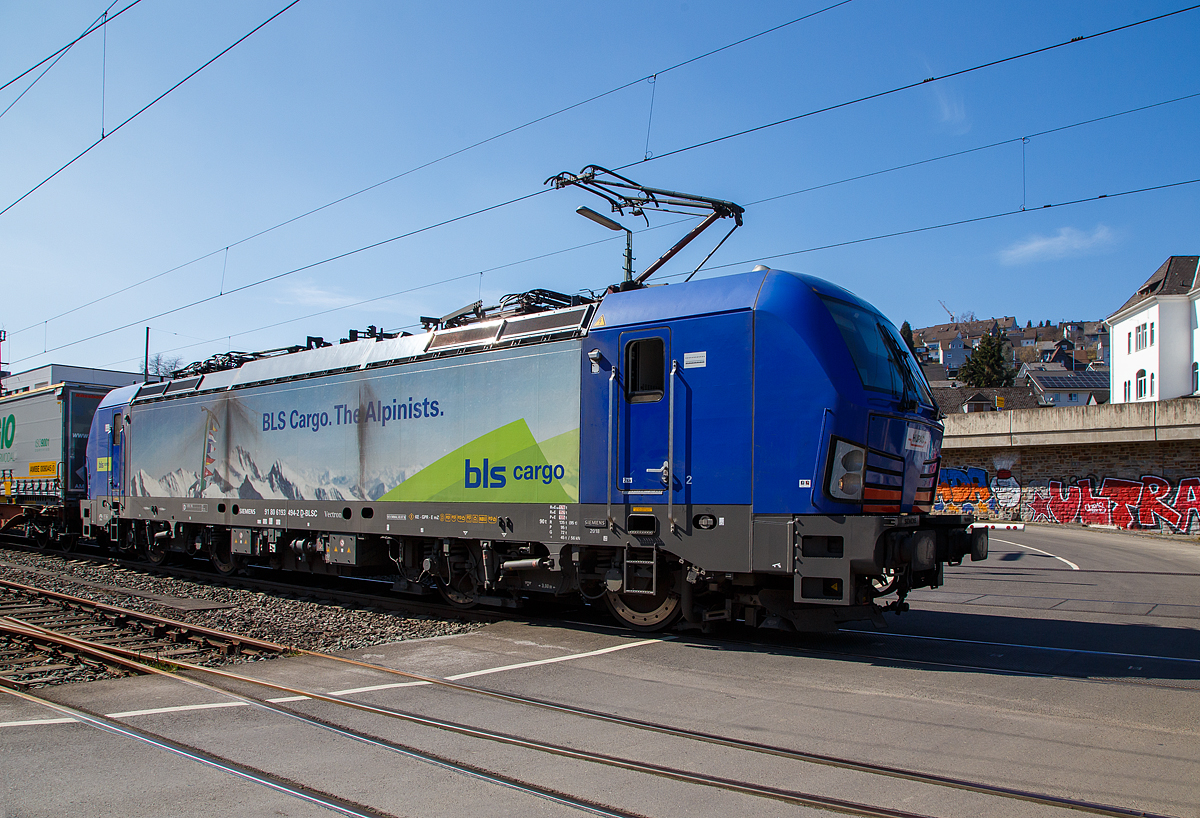 Die HUPAC bzw. BLS Cargo 494 - 193 494 (91 80 6193 494-2 D-BLSC) fährt am 24.03.2021 mit einem KLV-Zug, auf der Siegstrecke durch Niederschelden in Richtung Siegen.

Die Siemens Vectron MS wurde 2018 von Siemens Mobilitiy in München-Allach unter der Fabriknummer 22307 gebaut und an die HUPAC SA. geliefert. Die Lok wurde bei der BLS Cargo eingestellt und/oder vermietet. Sie hat die Zulassungen für Deutschland, Österreich, Schweiz, Italien und die Niederlande (D, A, CH, I, NL). Die Vectron MS  hat eine Leistung von 6,4 MW und eine Höchstgeschwindigkeit von 160 km/h.
