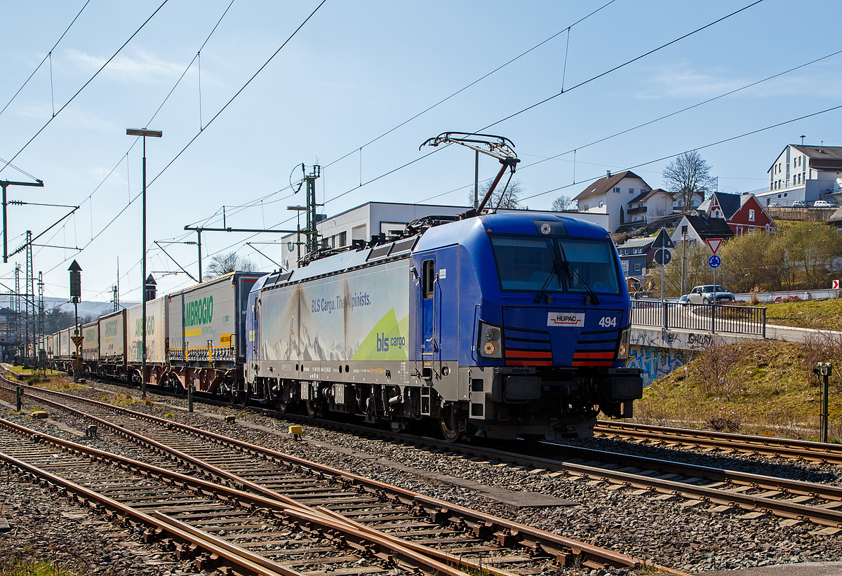Die HUPAC bzw. BLS Cargo 494 - 193 494 (91 80 6193 494-2 D-BLSC) fährt am 24.03.2021 mit einem KLV-Zug, auf der Siegstrecke durch Niederschelden in Richtung Siegen.

Die Siemens Vectron MS wurde 2018 von Siemens Mobilitiy in München-Allach unter der Fabriknummer 22307 gebaut und an die HUPAC SA. geliefert. Die Lok wurde bei der BLS Cargo eingestellt und/oder vermietet. Sie hat die Zulassungen für Deutschland, Österreich, Schweiz, Italien und die Niederlande (D, A, CH, I, NL). Die Vectron MS  hat eine Leistung von 6,4 MW und eine Höchstgeschwindigkeit von 160 km/h.
