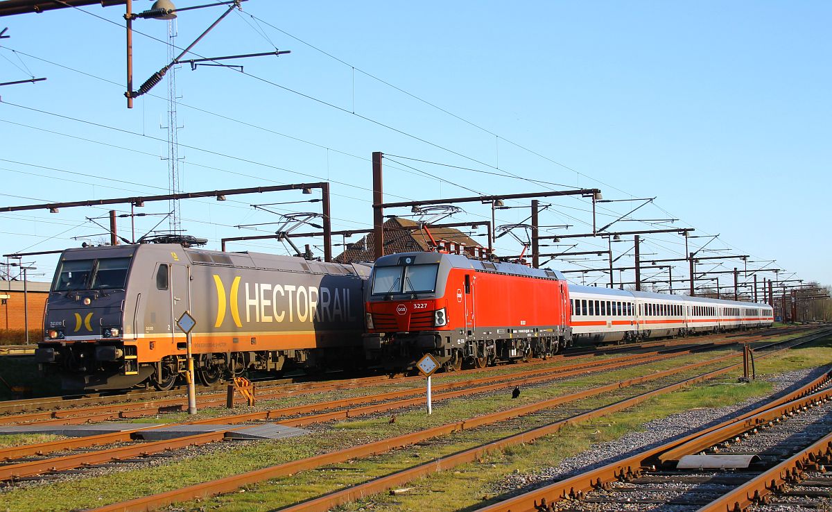 Die IC Wagenüberführung nach Kopenhagen beim Zwischenhalt in Pattburg/Padborg. Neben der Hectorrail 241.010 steht die DSB EB 3227, 03.04.2023