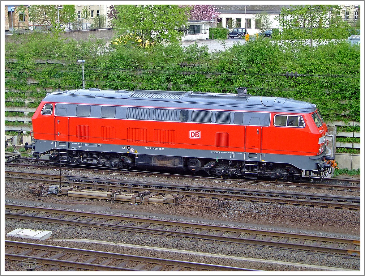 
Die ICE-Schleppdiesellok DB 218 810-0 (ex DB 218 159-2) der DB Fernverkehr AG ist am 01.05.2010 beim Bahnhof Kassel-Wilhelmshhe abgestellt. 

Die V 160 wurde 1972 bei Krauss-Maffei unter der Fabriknummer 19535 gebaut und als 218 159-2 an die Deutsche Bundesbahn geliefert. Im November 2005 erfolgte der Umbau zur Schlepplok und Umzeichnung in 218 810-0 (NVR-Nr. 9280 1 218 810-0 D-DB).

Technische Daten:
Achsformel:  B'B'
Spurweite:  1.435 mm
Lnge: 16.400 mm
Gewicht:  80 Tonnen
Radsatzfahrmasse:  20,0 Tonnen
Hchstgeschwindigkeit:  140 km/h
Motor: Wassergekhlter V 12 Zylinder Viertakt MTU - Dieselmotor vom Typ 12 V 956 TB 11 (abgasoptimiert ) mit Direkteinspritzung und Abgasturboaufladung mit Ladeluftkhlung
Motorleistung: 2.800 PS (2.060 kW) bei 1500 U/min
Getriebe: MTU-Getriebe K 252 SUBB (mit 2 hydraulische Drehmomentwandler)
Leistungsbertragung: hydraulisch
Tankinhalt:  3.150 l

Einige Lokomotiven, wie diese hier, der Baureihe 218 wurden zu Schlepploks fr liegengebliebene oder schadfllig gewordene ICE -Zge auf den Neubaustrecken Kln-Rhein/Main und Nrnberg-Ingolstadt umgebaut. Diese Loks sind als Baureihe 218.8 bei der DB Fernverkehr AG eingestellt. Diese Lokomotiven wurden fr Schleppzwecke mit bergangskupplungen Typ Scharfenberg ausgerstet.