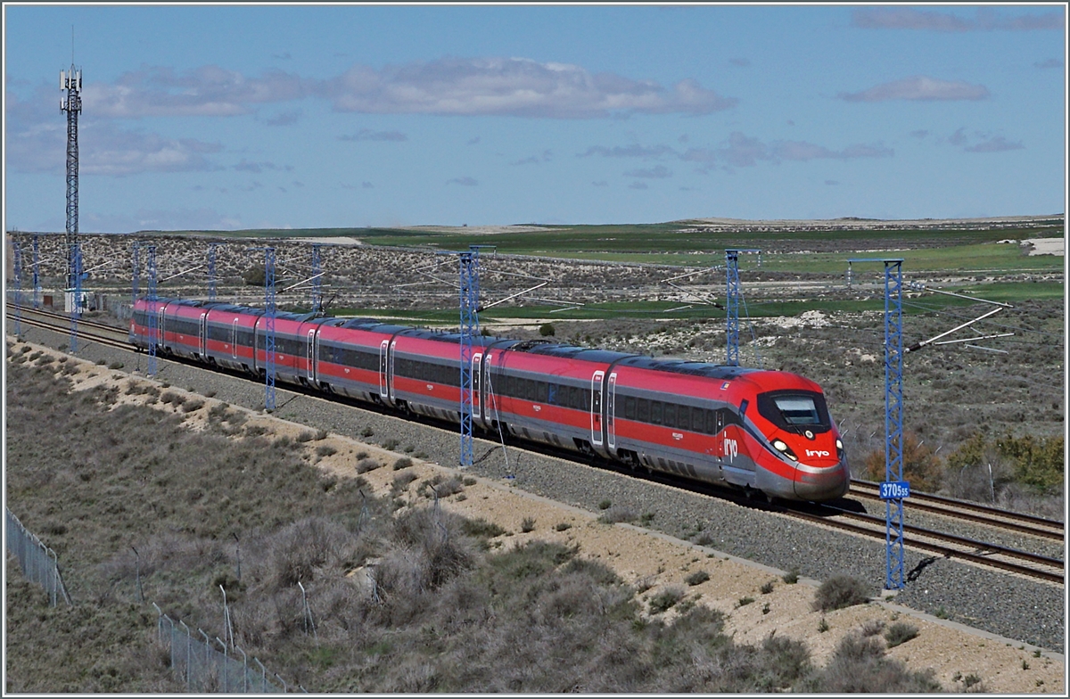 Die Idee kam erst nach der Planung: Neben Foto eines ETR 400 auf der TGV Strecke Paris - Lyon wollte ich auch ein solches von der Hochgeschwindigkeitsstrecke Madrid - Barcelona bekommen. Der  Umweg  hielt sich in Grenzen und war Wettermässig ohnehin die bessere Wahl und so fotografierte ich bei Bujaraloz diesen IRYO ETR 400 / ETR 1000, der sehr schnell durch die ausgetrocknete Landschaft fährt. In Spanien sind die ETR 400 / ETR 1000 als Serie 109 eingereiht. Der Zug ist als IRYO 6011 von Madrid-Puerta de Atocha (ab 10:00) nach Barcelona Sants (an 12:45) unterwegs. 18. April 2024