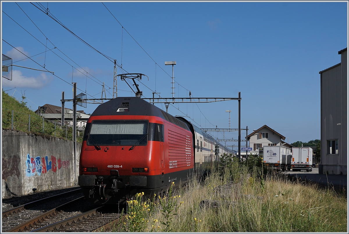 Die ihren IC schienend SBB Re 460 028-4 hat soeben den  Alten Hauenstein  Tunnel verlassen und fährt nun durch den Bahnhof von Läufelfingen in Richtung Basel. (Sommerfahrplan 2018)

11. Juli 2018