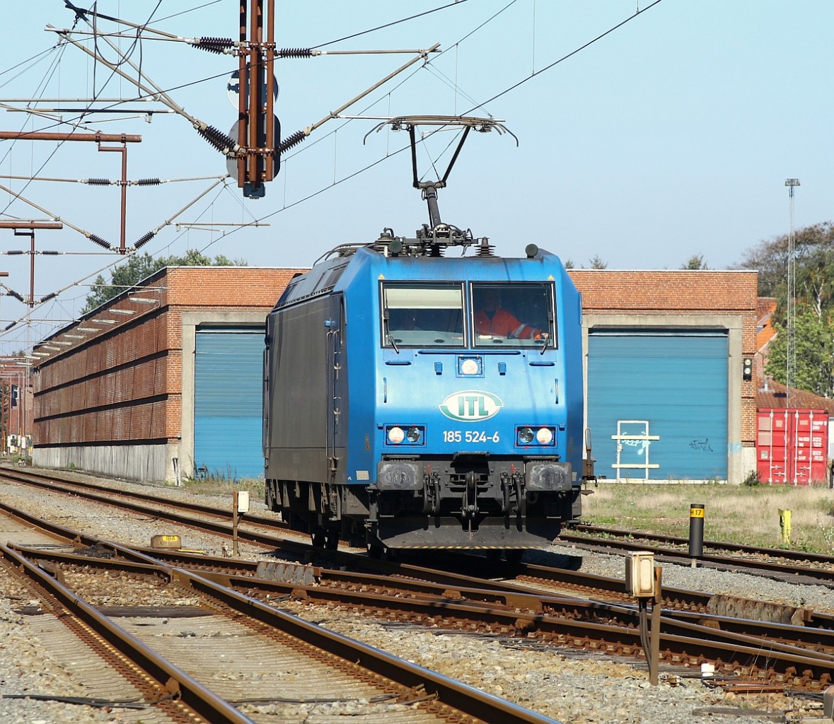 Die ITL 185 524-6 brachte den DGS 49483 aus Celle nach Padborg und rollt nun in den Abstellbereich im Gbf Padborg. 03.10.2013