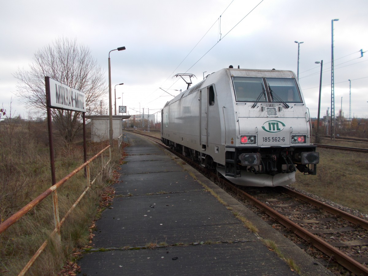 Die ITL 185 565 stand aufgebügelt,am 08.Dezember 2014,in Mukran-Mitte.