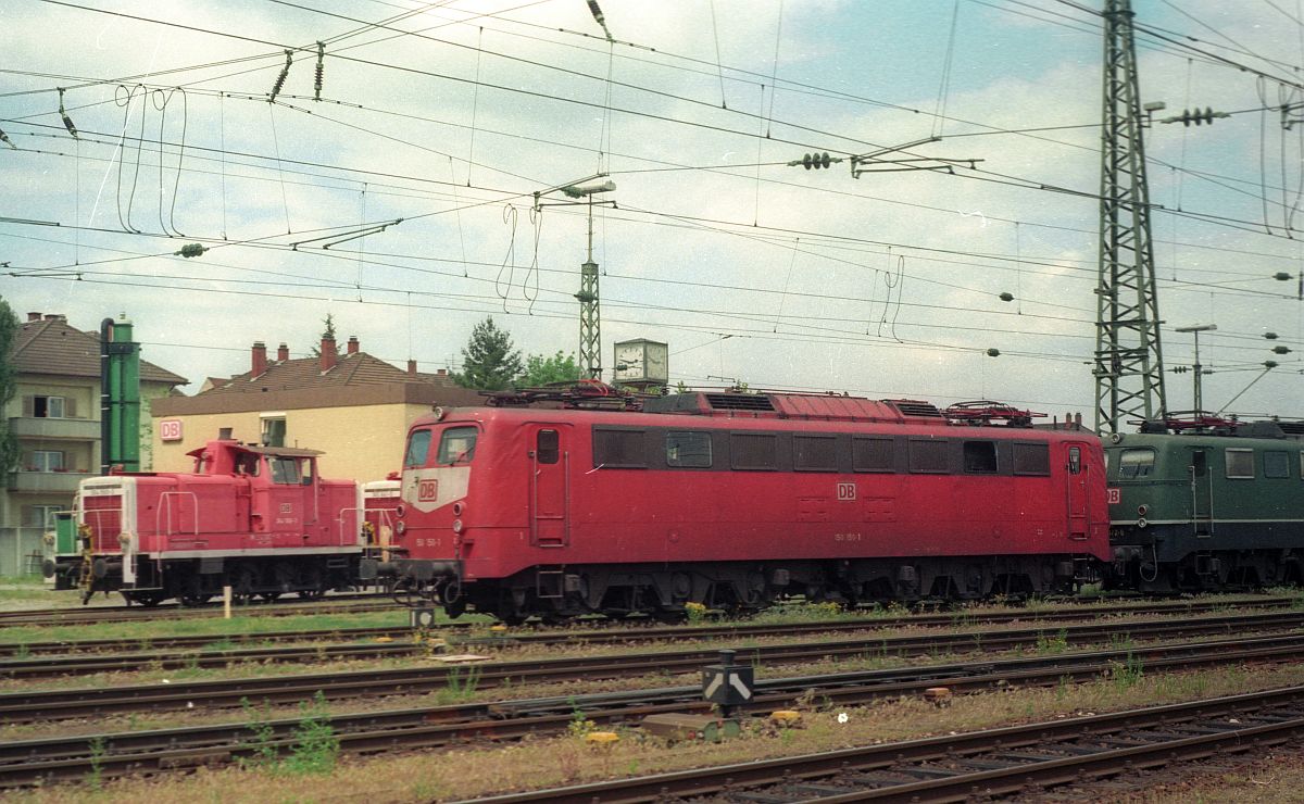 Die im Jahr 1969 gebaute orientrote 150 150-1 wartet im ehemaligen Bw Singen (Hohentwiel) zusammen mit der grünen 150 172-5 auf ihre Rückleistung. 17.5.1998