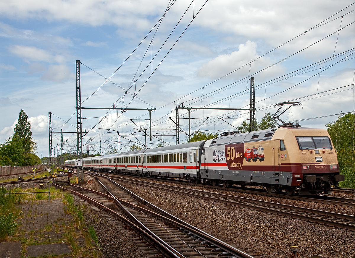 Die Jubiläumslok „50 Jahre Intercity“, die 101 110-5 (91 80 6101 110-5 D-DB) schiebt den IC 2213 (Ostseebad Binz - Hamburg – Stuttgart) Steuerwagen voraus durch den Bahnhof Büchen in Richtung Hamburg.

Die Jubiläumslok (101 110-5) entstand in Kooperation mit der Modellbahn-Händlergemeinschaft „Die wilde Dreizehn plus“. Die Lok wurde 1996 von ABB Daimler-Benz Transportation GmbH (ADtranz) in Kassel unter der Fabriknummer 33220 gebaut.