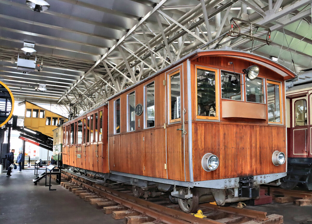 Die Jungfraubahn Rowan-Komposition 1, wie sie heute im Verkehrshaus Luzern steht. Die Ausrangierung erfolgte 1960. Der Kasten der Lok - zumindest die Fensterpartie - ist auffällig anders als im Bild von 1955 in Eigergletscher. Aufnahme 12.Oktober 2021  