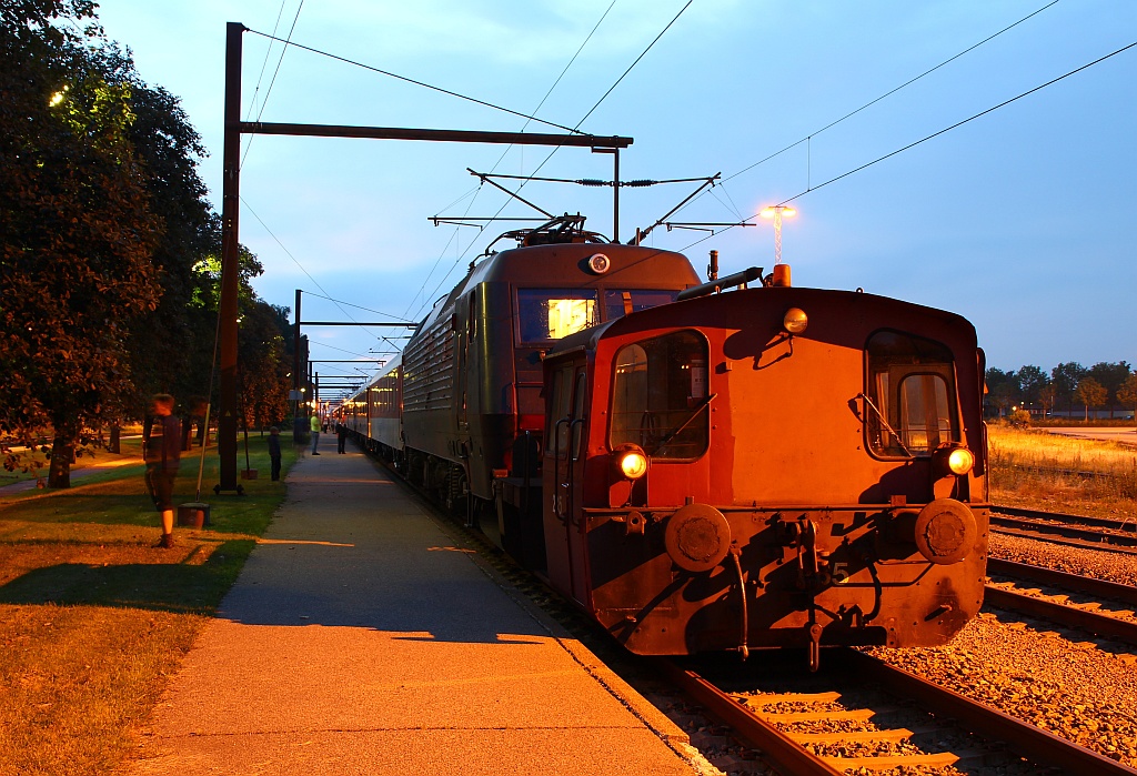 Die Køf 285 kuppelt hier an die EA 3022 an und zog diese dann weg vom CNL und schob diese anschliessend in die Abstellung während die 120 143 angekuppelt wurde. Padborg 02.08.12