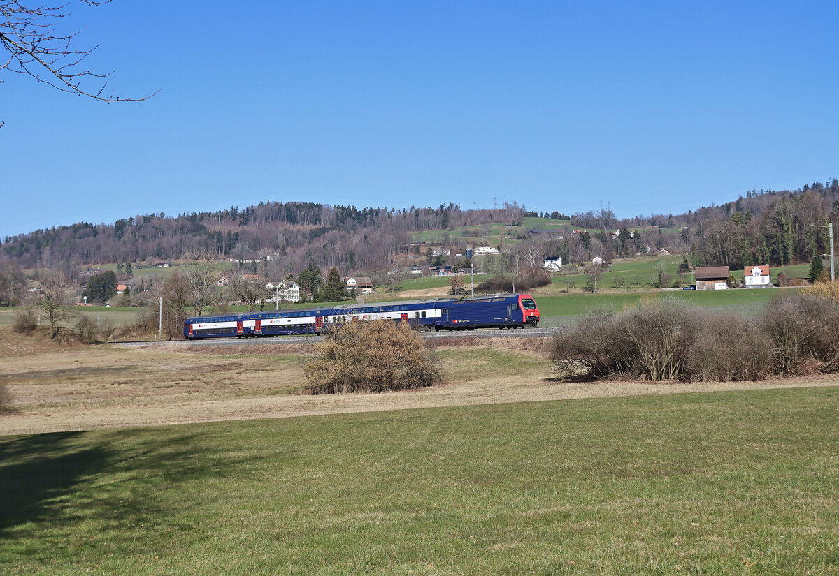 Die Kempttalbahn: Ein S-Bahnzug der S3 (Wetzikon - Zürich Hardbrücke) mit Lok 450 053 am Schluss zwischen Kempten und Pfäffikon ZH. 5.März 2025 