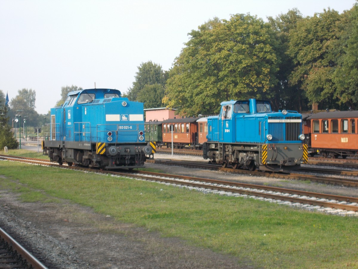 Die  kleine  251 901 fuhr,am 07.September 2014,an der  Gro�en  293 021 in Putbus vorbei.