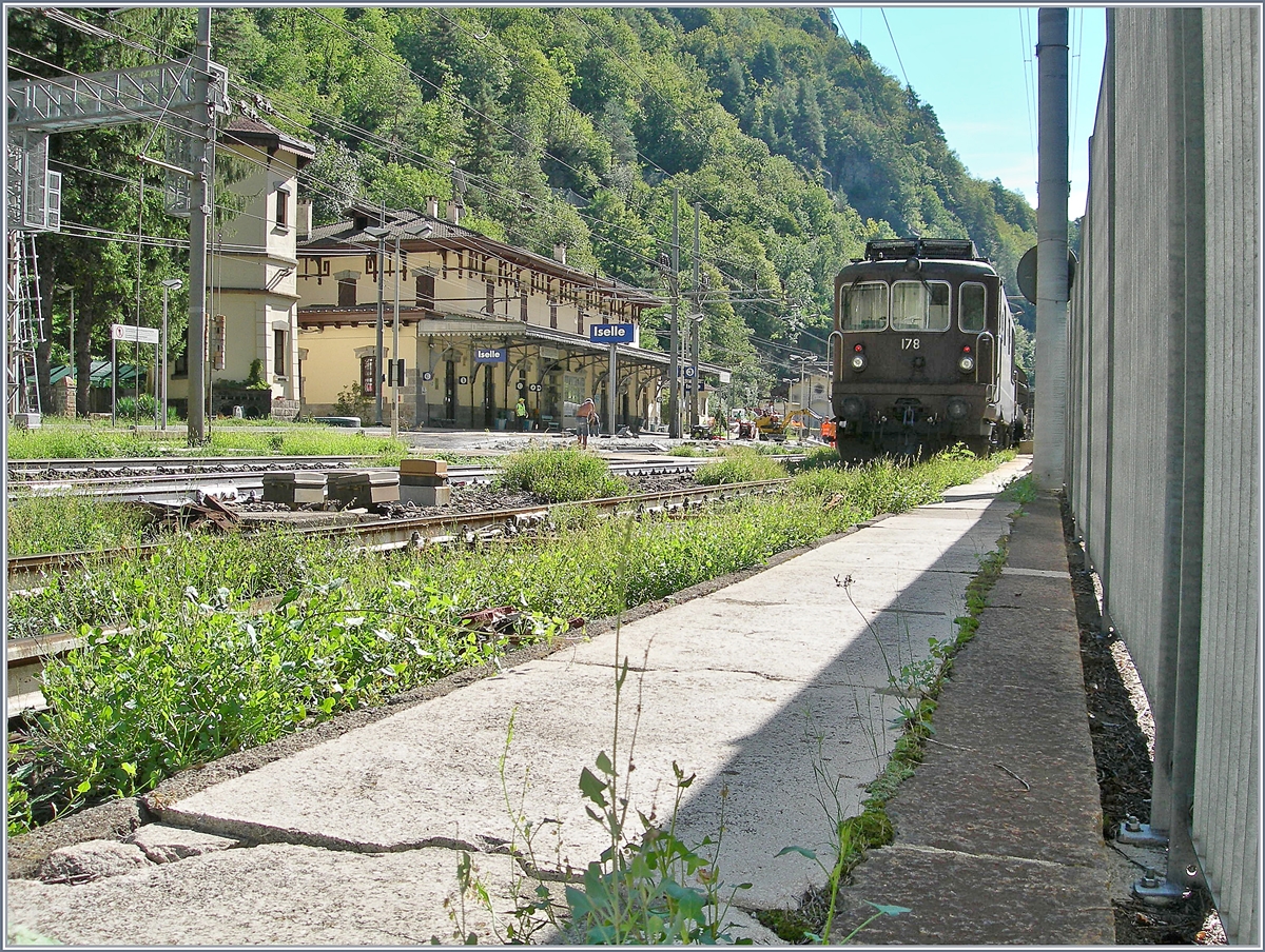 Die kleine Coolpix durch den Zaun gesteckt und schon sieht die Welt bzw. das Bild schon ganz anders aus:  Die BLS Re 4/4 178  Schwarzenburg  ist mit ihrem Tunnelautozug in Iselle eingetroffen, aber es dauert seine Zeit, bis die Lok die Frontlichter für die Rückfahrt zeigt; Das Bild zeigt auch, dass infolge der Baubedingten Streckensperre auch gleich der Bahnsteig 2/3 in Iselle erneuert, wird. Das vereitelte meine Pläne mit etwas Charme von dort auszu einem Bild zu kommen. 

19. August 2020