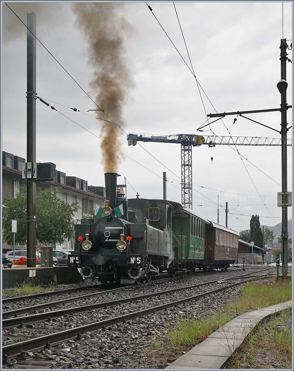 Die kleine LEB G 3/3 Dampflok  Bercher  (Baujahr 1890) macht mächtig Dampf um ihren Zug von Blonay nach Chamby zu bringen.

2. August 2020