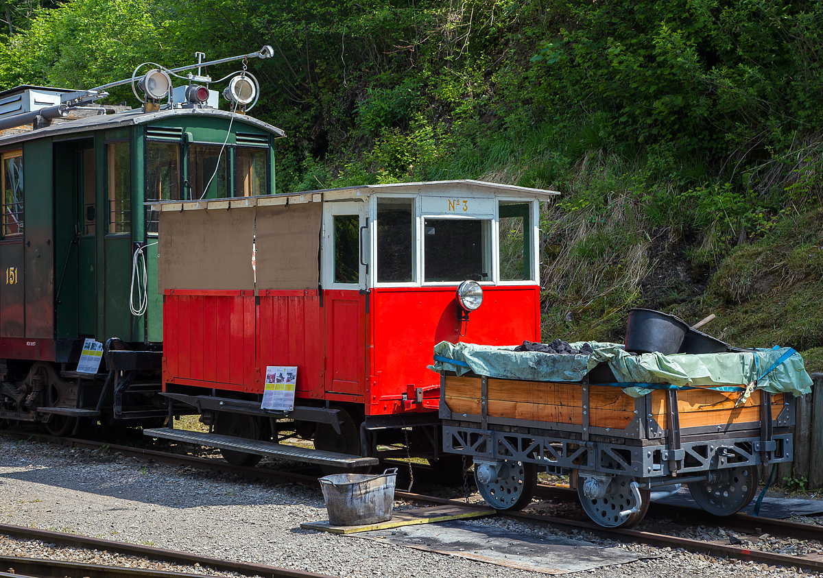 
Die kleine Mannschafts-Draisine Dm 2/2 Nr. 3  Le Biniou , ex (Réseau Breton) RB Nr. 3, am 19.05.2018 auf dem Museums-Areal der Museumsbahn Blonay-Chamby. Davor steht die kleine Güterlore GMF Nr. 1.

Geschichte:
Sechszehn  Draisinen  für unterschiedlich Aufgaben, aber gleicher Bauweise, wurden französischen Hersteller Établissements Billard (ab 1968 Socofer), für die Réseau Breton (RB) gebaut, dieses im Jahr 1935. Die RB war meterspurige Schmalspurbahn in der Bretagne mit einem Streckennetz bis zu 425 km Länge. Der Betrieb der Bahn wurde 1967 eingestellt. Bis auf Normalspur um gespurte Strecken Guingamp–Carhaix und Guingamp–Paimpol, sind alle anderen Teile des Réseau Breton auf Autobusbetrieb umgestellt worden.

1968 holte der Blonay-Chamby in Loudeac einige Fahrzeuge aus dem bretonischen Netzwerk, das gerade abgebaut wurde. Da auf den Transportwagen noch wenig Platz ist, wurde im letzten Moment beschlossen, auch den am Bahnhof vorhandenen Triebwagen Nr. 3 zu beladen. Dieser Triebwagen mit dem Spitznamen  Le Biniou  in British Columbia wurde für die ersten Wartungsarbeiten zwischen Blonay und Chamby sowie für den Abbau der Kontaktlinie zwischen St-Légier und Châtel-St-Denis verwendet und anschließend außer Betrieb genommen Beschädigung. Dreißig Jahre später erweckt die Ankunft eines neuen Mitglieds, eines pensionierten Automechanikers, dieses Fahrzeug wieder zum Leben. Da der ursprüngliche Motor vom Typ  Renault Frégate  nicht repariert werden kann, ist ein Peugeot J9-Motor daran angepasst

1968 holte die Museumsbahn Blonay-Chamby in Loudeac einige Fahrzeuge von der bretonischen Bahn, die gerade abgebaut wurde. Da sich auf dem Transportfahrzeug noch wenig Platz befand, wurde im letzten Moment beschlossen, auch den am Bahnhof stehenden Triebwagen Nr. 3 auf zu laden. Dieser Triebwagen, mit dem Spitznamen  Le Biniou  bei der BC, wurde für die ersten Wartungsarbeiten zwischen Blonay und Chamby sowie für den Abbau der Oberleitung zwischen St-Légier und Châtel-St-Denis verwendet. Nach einem anschließenden Defekt wurde er erstmal außer Betrieb genommen. Dreißig Jahre später erweckt ein neues Mitglied der BC, ein pensionierter Automechaniker, dieses Fahrzeug wieder zu neuen Leben. Da der ursprüngliche Motor vom Typ  Renault Frégate  nicht repariert werden konnte, so wurde ein Peugeot J9-Motor daran angepasst.

Das Fahrzeug besitzt eine noch ausgeklügelte Vorrichtung, aus mitgeführten Schienen, die auf einem Drehkranz montiert werden, ermöglicht es die Draisine zu drehen um die Fahrtrichtung zu ändern.

TECHNISCHE DATEN:
Baujahr: 1935
Hersteller: Billard-Chatenay & Cie, Frankreich
Spurweite: 1.000 mm (Meterspur)
Typ: Dm 2/2 (Achsfolge B)
Betriebsgewicht: 3,5 t
Höchstgeschwindigkeit: 45 km / h
Leistung: 13,5 kW (18 PS)
Übersetzung: 3-Gang-Getriebe
Antriebsübertragung: Mittels Rollenketten vom Getriebeabgang auf die Achsen
