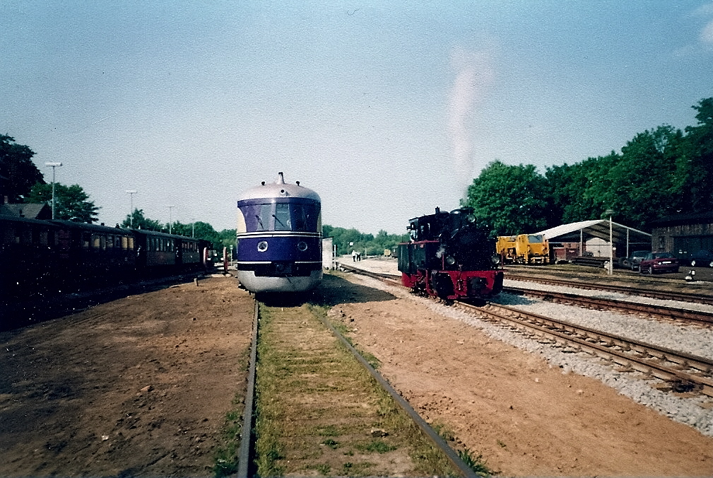 Die kleine Nicki/Frank S.traff in Putbus den SVT 137 225 der aus Leipzig nach R�gen kam.