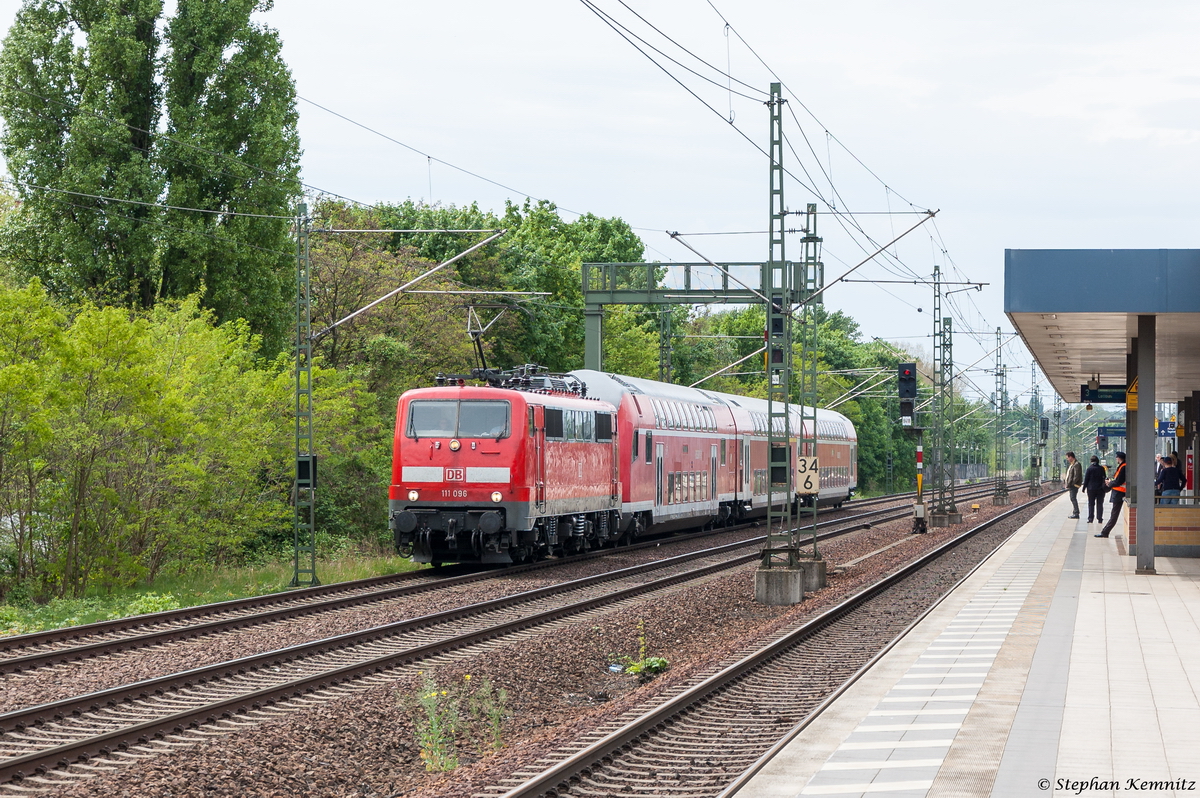 Die Kölnerin 111 096 mit einer Dostos-Garnitur in Berlin Jungfernheide und fuhr weiter in Richtung Berlin Westhafen. Sie war auf dem Weg nach Cottbus gewesen. 09.05.2015