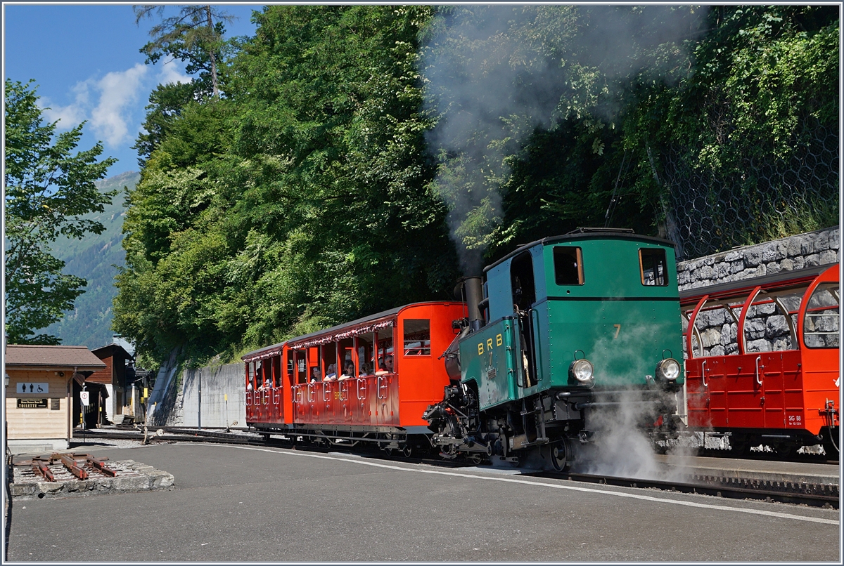 Die Kohle gefeuerte BRB H 2/3 N° 7 verlässt Brienz Richtung Rothhorn.
30. Juni 2018