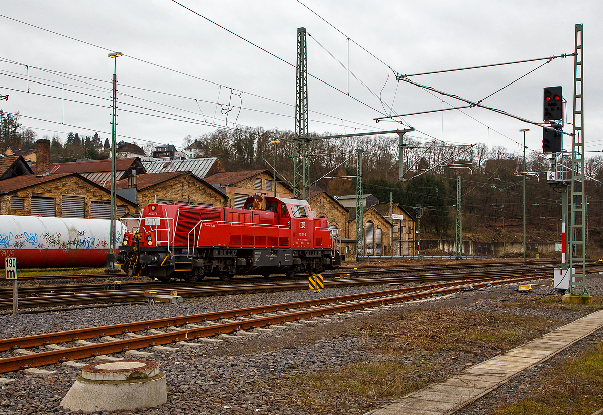 Die Kreuztaler 265 031-5 (92 80 1265 031-5 D-DB), eine Voith Gravita 15L BB der DB Cargo AG, fhrt am 22.02.2022 auf Tfzf (Triebfahrzeugfahrt) durch Betzdorf (Sieg) in Richtung Siegen bzw. Kreuztal.

Nochmal einen lieben Gru an den sehr netten Lokfhrer zurck.

Die Lok wurde 2013 von Voith in Kiel unter der Fabriknummer L04-18032 gebaut und an die DB Schenker (heute DB Cargo Deutschland AG) geliefert. Auffllig ist schon der verrostete Abgaskamin, frher htte man sowas aus Edelstahl gefertigt, wobei die geringen Mehrkosten wirklich nicht ins Gewicht fallen.