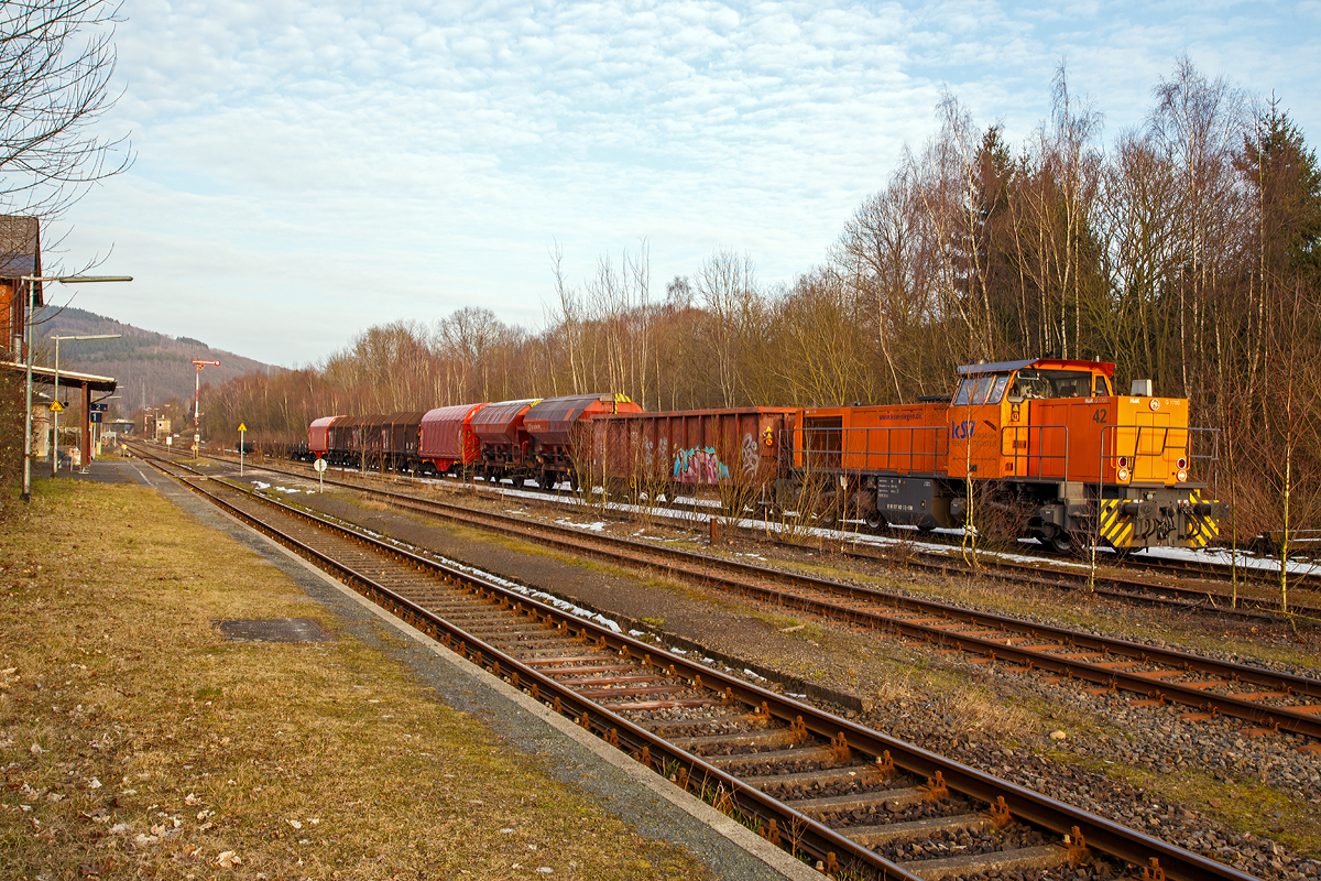 
Die KSW 42 (92 80 1277 902-3 D-KSW), eine Vossloh MaK G 1700 BB der KSW Kreisbahn Siegen-Wittgenstein, wartet am 21.02.2018 mit ihrem bergabezug im Bahnhof Herdorf auf Gleis 4 auf Hp 1. Das Gleis 3 wird nicht mehr genutzt, so wuchert es leider langsam zu.