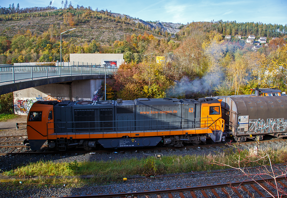 Die KSW 43 (92 80 1273 018-2 D-KSW), die Vossloh G 2000 BB der KSW (Kreisbahn Siegen-Wittgenstein) fährt am 29.10.2021 mit einem Übergabezug vom dem KSW Rbf Herdorf (Betriebsstätte Freien Grunder Eisenbahn - NE 447) in Richtung Betzdorf los. Via Betzdorf bringt sie den Zug nach Kreuztal.