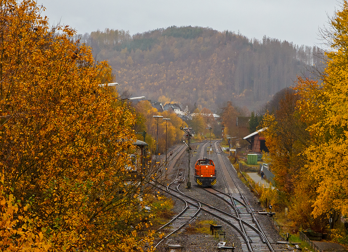 
Die KSW 44 (92 80 1271 004-4 D-KSW) die MaK G 1000 BB der KSW (Kreisbahn Siegen-Wittgenstein) fährt als Lz am 16.11.2020 von Herdorf ind Richtung Burbach los.