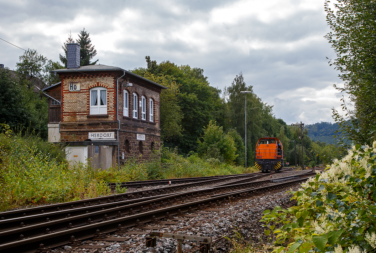 Die KSW 44 (92 80 1271 004-4 D-KSW) die MaK G 1000 BB der KSW (Kreisbahn Siegen-Wittgenstein) fährt am 24.09.2021 vom KSW Rangierbahnhof Herdorf (Freien Grunder Eisenbahn KSW NE447 / DB-Nr. 9275) auf Gleis 4 vom Bahnhof Herdorf. Dort wird sie noch auf die KSW 43 (G 2000) warten, bevor sie die Fahrt als Lz gemeinsam Richtung Betzdorf fortsetzen.

Links das Wärterstellwerk Herdorf Ost (Ho).
