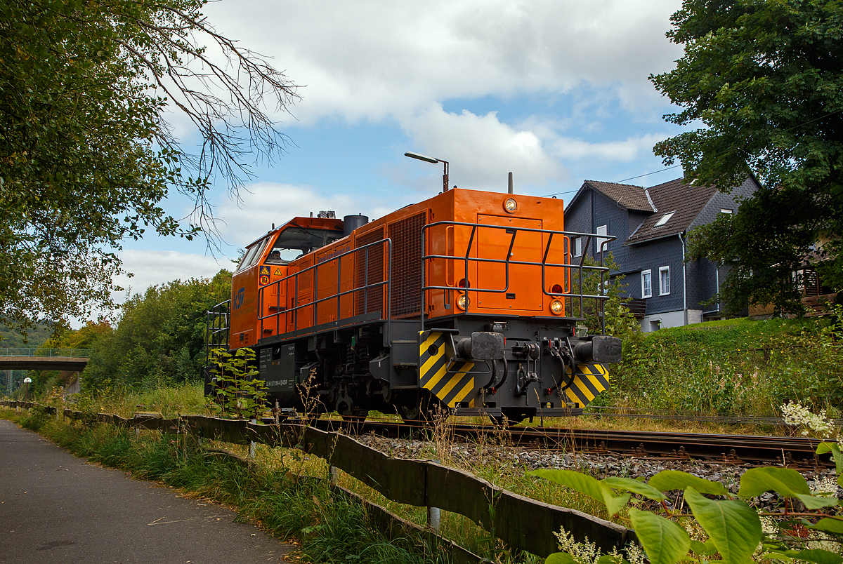 Die KSW 44 (92 80 1271 004-4 D-KSW) die MaK G 1000 BB der KSW (Kreisbahn Siegen-Wittgenstein) fährt am 24.09.2021 vom KSW Rangierbahnhof Herdorf (Freien Grunder Eisenbahn KSW NE447 / DB-Nr. 9275) auf Gleis 4 vom Bahnhof Herdorf. Dort wird sie noch auf die KSW 43 (G 2000) warten, bevor sie die Fahrt als Lz gemeinsam Richtung Betzdorf fortsetzen.