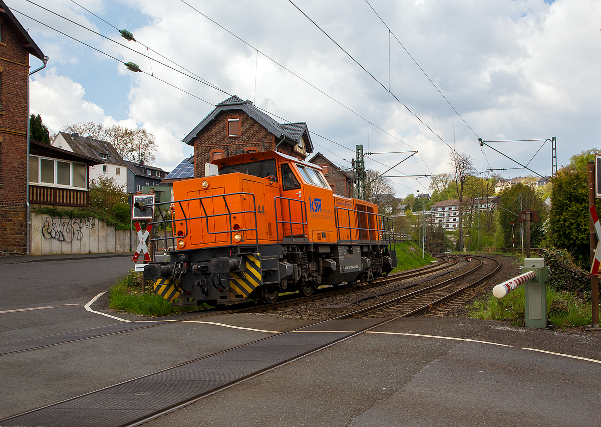 Die KSW 44 (92 80 1271 004-4 D-KSW) der KSW (Kreisbahn Siegen-Wittgenstein), die MaK G 1000 BB, fährt auf Tfzf (Triebfahrzeugfahrt) am 27.04.2022 durch Kirchen (Sieg) in Richtung Betzdorf, von wo es dann nach Herdorf geht.

Die Lok 44 wurde 2003 unter der Fabriknummer 1001462 bei Vossloh gebaut und am 05.01.2004 an die SK - Siegener Kreisbahn GmbH geliefert, welche ab Ende 2004 nun als Kreisbahn Siegen-Wittgenstein (KSW) firmiert.