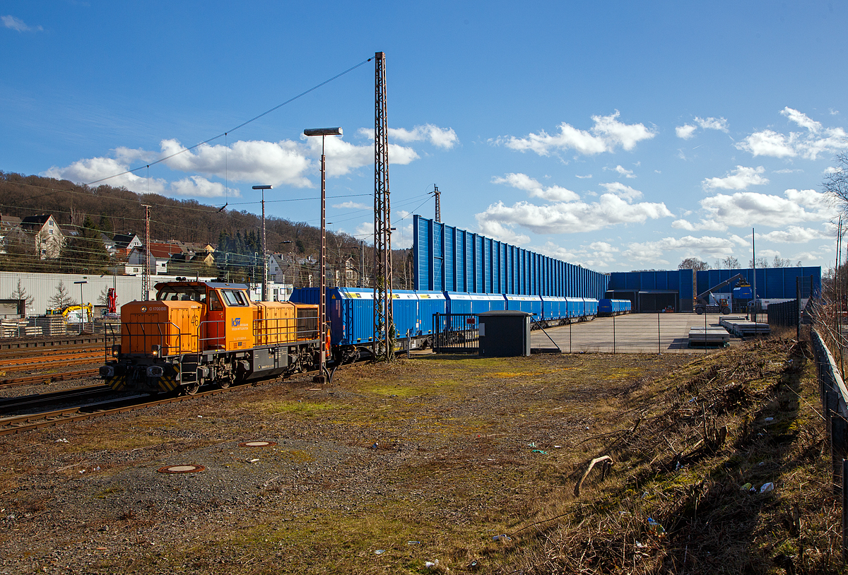 Die KSW 46 bzw. 277 807-4 (92 80 1277 807-4 D-KSW) eine Vossloh G 1700-2 BB der Kreisbahn Siegen-Wittgenstein, rangiert am 23.02.2022 einen Mercer Holz-Holzhackschnitzeln-Zug beim Sdwestfalen Container-Terminal (SWCT) in Kreuztal. 

Die Wagen sind vierachsiger Drehgestell-Flachwagen der Gattung Snps 63´ der TRANSWAGGON GmbH, beladen mit je 3 speziellen 21 Fu Container befllt mit Holzhackschnitzeln. Die Hackschnitzel werden durch LKW´s angeliefert Terminal und gesammelt. Nach der Ankunft des Leerzuges werden die leeren Container mittels Reachstacker vom Wagen gehoben, durch einen Radlader mit Hackschnitzel beladen und wieder durch Reachstacker auf den Wagon geladen.

Die Gesellschafter der SWCT sind zu jeweils 50% die Kombiverkehr Deutsche Gesellschaft fr kombinierten Gterverkehr mbH & Co. KG und die KSW Kreisbahn Siegen-Wittgenstein GmbH.
