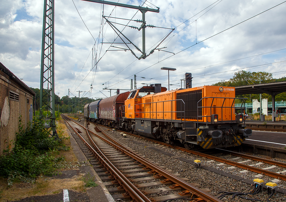 Die KSW 46 bzw. 277 807-4 (92 80 1277 807-4 D-KSW), die Vossloh G 1700-2 BB der Kreisbahn Siegen-Wittgenstein, verlässt am 30.08.2022, mit einem Coil-Güterzug, den Bahnhof Betzdorf (Sieg)  in Richtung Herdorf.