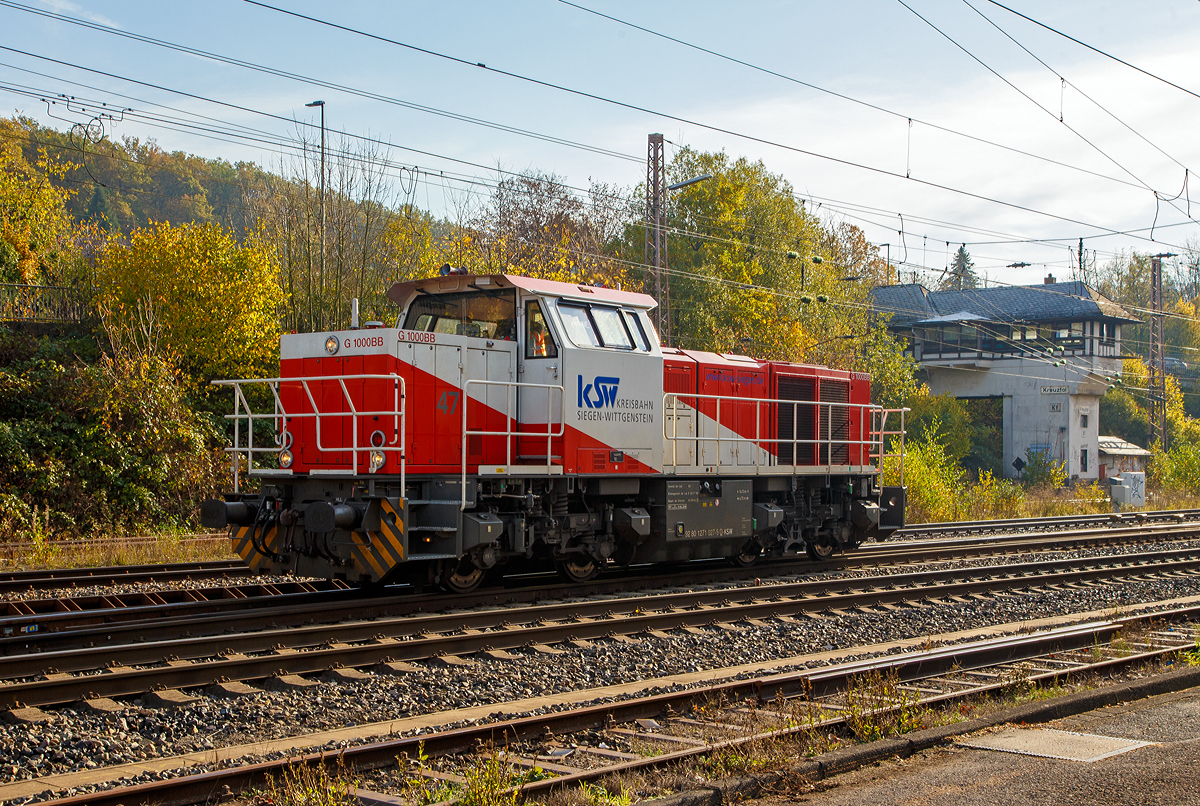 Die KSW 47 (92 80 1271 027-5 D-KSW), ex D 2 der HFM, eine Vossloh G 1000 BB der KSW (Kreisbahn Siegen-Wittgenstein), am 30.10.2019 auf Rangierfahrt in Kreuztal.

Die Lok wurde 2008 unter der Fabriknummer 5001673 bei Vossloh in Kiel gebaut, 2009 ging sie zur kundenspezifische Anpassung zum Service-Zentrum Moers und erst am 16.07.2010 erfolgte die Auslieferung an HFM Managementgesellschaft für Hafen und Markt mbH in Frankfurt (Main)  D 2  (92 80 1271 027-5 D-HFM). Am 31.10.2016 ging sie dann an die Kreisbahn Siegen-Wittgenstein (KSW).

Die G 1000 ist eine vierachsige dieselhydraulische Lokomotive
für den schweren Rangier- und leichten Streckendienst. Die zuverlässige Vielzwecklokomotive ist mit modernster Technik ausgestattet und erfüllt daher die neuesten Vorschriften des Unfallschutzes. Die Anwendungsbreite der Lokomotive reicht vom leichten Rangierdienst in Einzeltraktion über den Einsatz als Streckenlokomotive in Mehrfachtraktion bis hin zum schweren Rangierdienst. 

Mit der MaK G 1000 BB wird seit dem Jahr 2002 eine Lok für den Leistungsbereich unterhalb der G 1206 angeboten. Sie basiert auf der G 800 BB, von der außer dem kompletten Fahrwerk und Rahmen auch das Führerhaus und der hintere Vorbau übernommen wurden. Deutlich anders ist dagegen der vordere Vorbau, in dem Platz für den größeren Dieselmotor geschaffen wurde.


Technische Daten
Spurweite:  1435 mm
Achsfolge:  B´B´
Länge über Puffer: 14.130 mm
Drehzapfenabstand: 6.700 mm
Radsatzabstand im Drehgestell:  2.400 mm
größte Breite:  3.080 mm
größte Höhe über Schienenoberkante:  4.225 mm
Raddurchmesser neu:  1.000 mm
kleinster befahrbarer Gleisbogen:  60 m
Dienstgewicht: 80 t
Bremse:  Radscheibenbremse (Knorr), auf alle Räder wirkend
hydrodynamische Bremse
Bremsgewichte G/P: 65 t/96 t
Kraftstoffvorrat:  3000 l
    
Motor:  MTU 8V 4000 R41L
Leistung:  1.100 kW (1.475 PS)
Drehzahl:  1860 1/min
    
Strömungsgetriebe: Voith L4r4
Höchstgeschwindigkeit:  100 km/h
    
Seit 2002 wurden 103 G 1000 gebaut (Stand 01.01.2015).