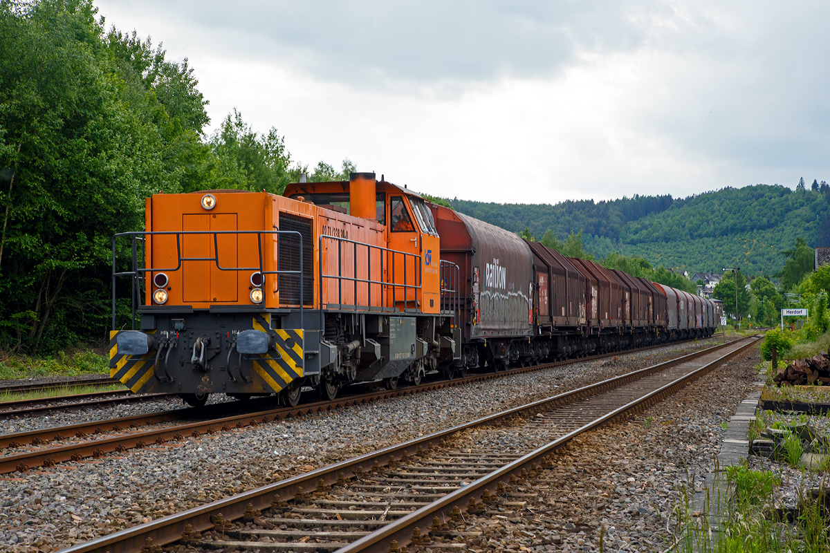 
Die KSW Lok 42 (92 80 1277 902-3 D-KSW) eine Vossloh MaK G 1700 BB kommt am 28.05.2015, mit einem Coil-Güterzug aus Betzdorf, in Herdorf an.