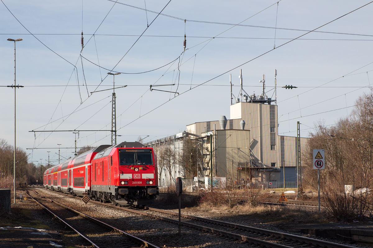 Die Kulisse des Lagerhauses der  Lagerhaus Feldkirchen Betriebs GmbH  diente am 04.02.17 als Motiv für die 245 008-8, die mit einem Doppelstockzug in Feldkirchen von München Hbf nach Mühldorf (Inn) unterwegs war.