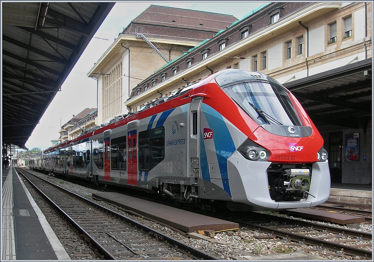 Die LÉMAN EXPRESS Farbgebung steht dem SNCF Z 31503 M (UIC 94 87 0031 503-9F-SNCF) äusserst gut. Der 71,82 Meter lange Coradia Polyvalent régional tricourant ist mit seinem Schwesterfahrzeug bei Probefahren in Lausanne. 
Da ich nur meine kleine immer-mit-dabei-Knipse hatte, bitte ich für die etwas mangelhafte Bildqualität um Entschuldigung, doch fand ich, dass des Motiv, dies rechtfertigt.

29. April 2019