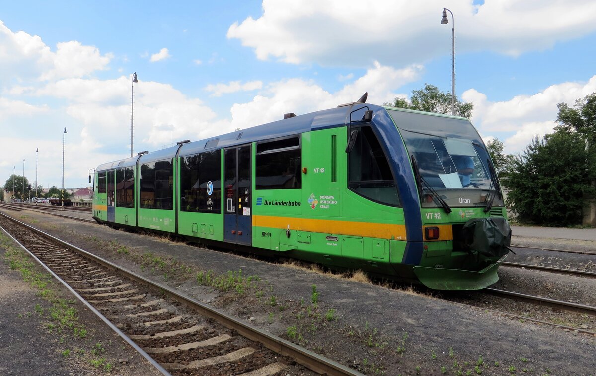 Die Länderbahn ist auch im Prager S-Bahnnetz aktiv, wie VT42 'URAN' am 9 Juni 2022 in Rakovnik unter Beweis stelt. 
