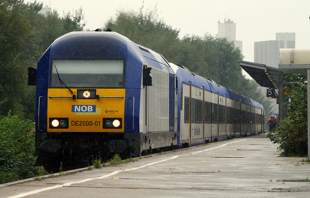 Die Lauscher aufgestellt steht die NOB DE2000-01/223 053-0 mit der NOB nach Hamburg abfahrbereit im Bhf Husum. 10.09.2013